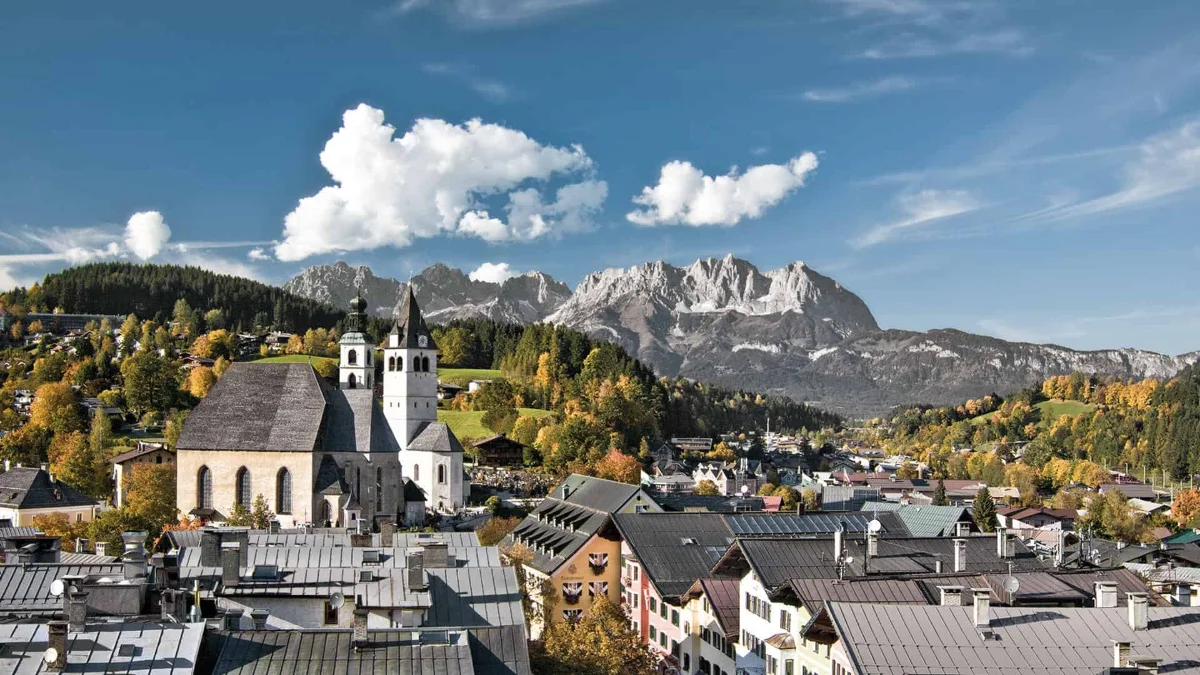Blick über Kitzbühel auf die Kirche und den Wilden Kaiser